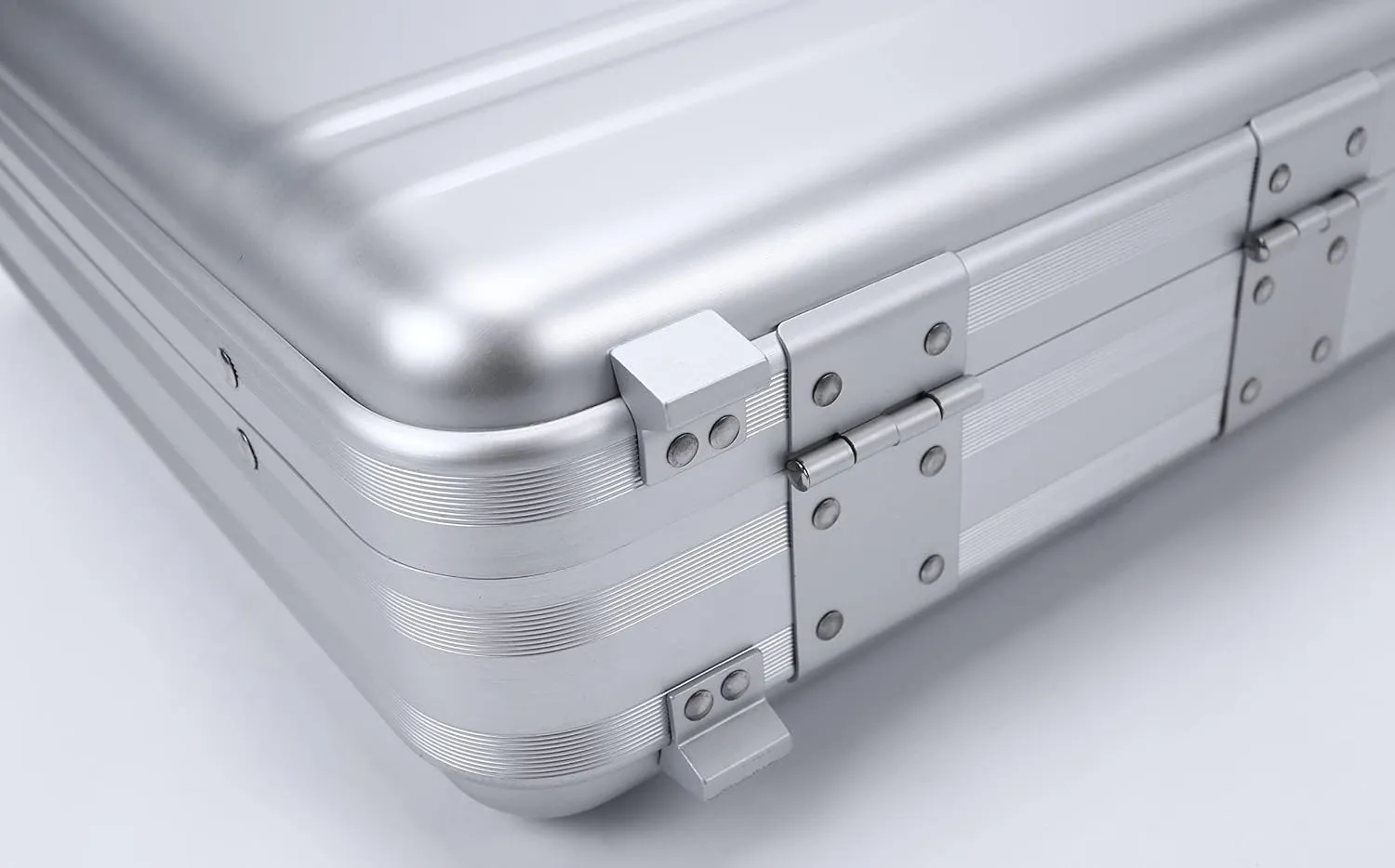Small Aluminum Briefcase 14.5X10.6X4.5 Inch Metal Toolbox Cash Case 14 Inch Notebook Briefcase Slim for Men Silver Attache Case
